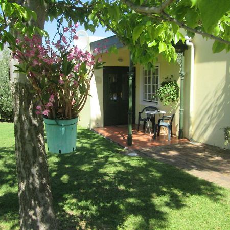 Villa-Roux Garden Cottage ฟรันเชิค ภายนอก รูปภาพ