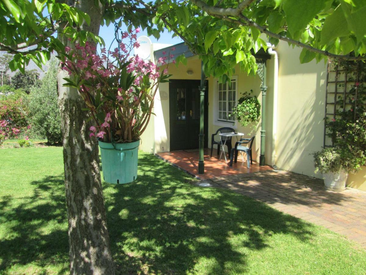 Villa-Roux Garden Cottage ฟรันเชิค ภายนอก รูปภาพ